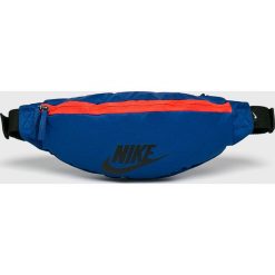 Nike Sportswear - Nerka. Niebieskie walizki marki Nike Sportswear, w paski, z poliesteru. Za 79,90 zł.