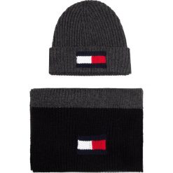 Zestaw Szalik i Czapka TOMMY HILFIGER - Big Flag Scarf & Beanie AM0AM05183 0GQ. Szare czapki męskie TOMMY HILFIGER, na zimę, bez wzorów, z bawełny. W wyprzedaży za 269,00 zł.