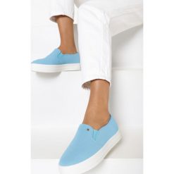 Niebieskie Slip On Eva. Niebieskie trampki i tenisówki damskie Born2be, bez wzorów, bez zapięcia. W wyprzedaży za 39,99 zł.