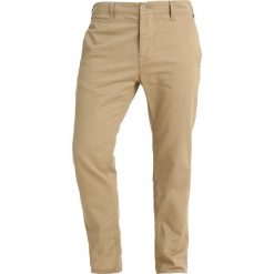 Nudie Jeans REGULAR ANTON Spodnie materiałowe beige. Brązowe spodnie męskie marki Nudie Jeans, m, bez wzorów, z bawełny. Za 669,00 zł.