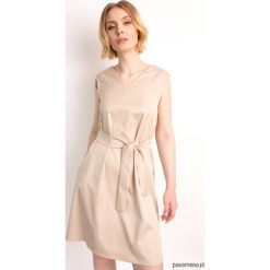 Sukienka SIMPLICITY SUMMER LIGHT BEIGE. Brązowe sukienki damskie Pakamera, na co dzień, bez wzorów, bez kołnierzyka, bez rękawów, midi, trapezowe. Za 399,00 zł.