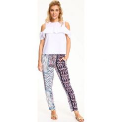 Bluzka damska biała z modna falbaną. Białe bluzki damskie Top Secret, bez wzorów, eleganckie, z dekoltem na plecach, bez rękawów. W wyprzedaży za 29,99 zł.