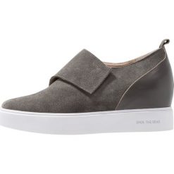 Shoe The Bear LISA Sneakersy niskie dark grey. Szare trampki i tenisówki damskie marki Shoe The Bear, ze skóry. Za 589,00 zł.