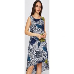 Desigual - Sukienka. Białe sukienki damskie Desigual, na co dzień, bez wzorów, z poliesteru, casualowe, z okrągłym kołnierzem, bez rękawów, midi, asymetryczne. W wyprzedaży za 199,90 zł.