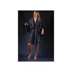 SZLAFROK KIMONO niebieski w polne kwiaty. Niebieskie szlafroki damskie Intime, m, w kwiaty, z wiskozy, bez rękawów, bez kaptura. Za 249,00 zł.