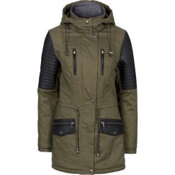 Kurtka parka z wstawkami ze sztucznej skóry bonprix zielony khaki - czarny. Zielone kurtki damskie bonprix, bez wzorów, ze skóry. Za 269,99 zł.