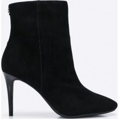 Guess Jeans - Botki. Czarne buty zimowe damskie Guess Jeans, z gumy, z okrągłym noskiem, na obcasie. W wyprzedaży za 399,90 zł.
