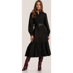Czarna Sukienka Dayarus. Czarne sukienki damskie Renee, s, bez wzorów, bez kołnierzyka, bez rękawów, midi. Za 149,99 zł.