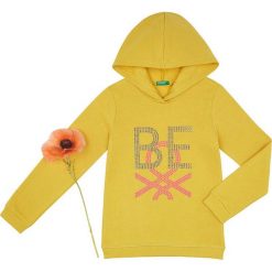 Bluza w kolorze żółtym. Żółte bluzy niemowlęce Benetton Kids, bez wzorów, bez rękawów, bez kaptura. W wyprzedaży za 52,95 zł.