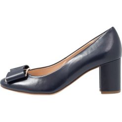 Högl Czółenka dark blue. Niebieskie buty ślubne damskie HÖGL, z materiału. Za 649,00 zł.