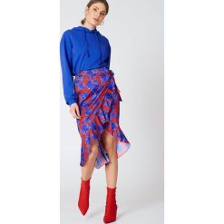 NA-KD Satynowa spódnica kopertowa z falbaną - Red,Multicolor. Czerwone spódniczki damskie NA-KD, bez wzorów, z poliesteru, kopertowe. W wyprzedaży za 20,47 zł.