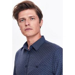 KOSZULA MĘSKA TYPU OXFORD O KROJU KOMFORT. Szare koszule męskie marki Top Secret, na lato, m. Za 89,99 zł.