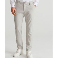 Dopasowe spodnie chino - Jasny szar. Szare chinosy męskie marki Reserved, m. Za 129,99 zł.
