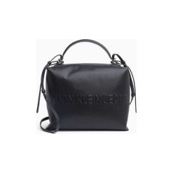 Torebki do ręki Calvin Klein Jeans K60K605532 BOX. Czarne torebki klasyczne damskie Calvin Klein Jeans, bez wzorów, z jeansu, do ręki, bez dodatków. Za 459,73 zł.