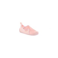 Buty 110 dla maluchów. Czarne buciki niemowlęce DOMYOS, z poliesteru, bez zapięcia. Za 34,99 zł.