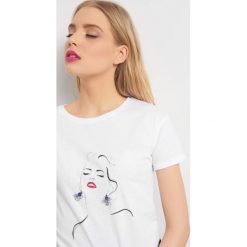 T-shirt z nadrukiem. Czarne koszulki damskie Orsay, xs, z nadrukiem, z bawełny, bez kołnierzyka. Za 29,99 zł.