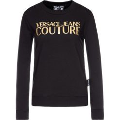 Bluza Versace Jeans Couture B6HUB797. Czarne bluzy damskie Versace Jeans Couture, xs, bez wzorów, z bawełny, bez rękawów, bez kaptura. W wyprzedaży za 469,00 zł.