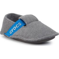 Kapcie CROCS - Classic Slipper K 205349 Charcoal. Szare sandały chłopięce Crocs, z tworzywa sztucznego, bez zapięcia. Za 99,00 zł.