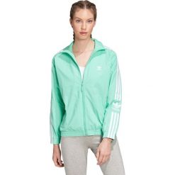 Adidas Originals Kurtka Zielony. Zielone kurtki damskie adidas Originals, na wiosnę, bez wzorów, z materiału. Za 266,95 zł.