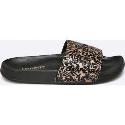 Reebok Classic - Klapki. Czarne kapcie męskie Reebok Classic, bez wzorów, z gumy. W wyprzedaży za 49,90 zł.