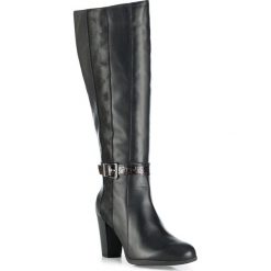 Buty damskie. Czarne kozaki damskie Wittchen, ze skóry, klasyczne, bez obcasa, na słupku, ze sprzączką. W wyprzedaży za 499,90 zł.