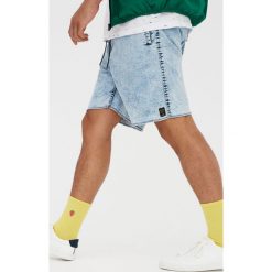 Wysokie skarpetki z haftowaną truskawką. Szare skarpetki męskie marki Pull&Bear, z haftami. Za 29,90 zł.