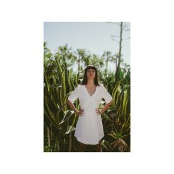 Sukienka Serena. Białe sukienki damskie Nalu bodywear, s, bez wzorów, sportowe, z kontrastowym kołnierzykiem, bez rękawów, sportowe. Za 449,00 zł.