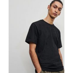 T-shirt ze strukturalnym wzorem - Czarny. Czarne t-shirty męskie Reserved, s, bez wzorów, bez kołnierzyka. Za 69,99 zł.