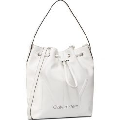 Torebka CALVIN KLEIN - Ny Shaped Drawstring Md K60K606492 YAG. Białe torebki klasyczne damskie Calvin Klein, bez wzorów, ze skóry ekologicznej, bez dodatków. Za 649,00 zł.