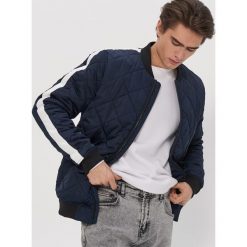 Pikowana kurtka typu bomber - Granatowy. Niebieskie kurtki męskie House, s, bez wzorów, bez kaptura. Za 189,99 zł.
