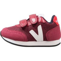Veja Tenisówki i Trampki burgundy/white. Czerwone trampki dziewczęce marki Veja, z tworzywa sztucznego. W wyprzedaży za 223,20 zł.