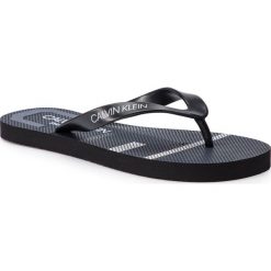 Japonki CALVIN KLEIN SWIMWEAR - Ff Sandals KM0KM00339 Blue Shadow 470. Czarne klapki męskie Calvin Klein Swimwear, bez wzorów, z tworzywa sztucznego. W wyprzedaży za 149,00 zł.