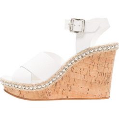 Dune London KARENA Sandały na obcasie white. Białe sandały damskie marki Dune London, bez wzorów, ze skóry ekologicznej, bez obcasa, na obcasie, bez zapięcia. Za 439,00 zł.