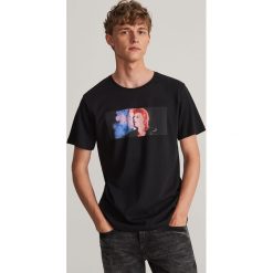 T-shirt z nadrukiem David Bowie - Czarny. Czarne t-shirty męskie Reserved, s, z nadrukiem, bez kołnierzyka. Za 49,99 zł.