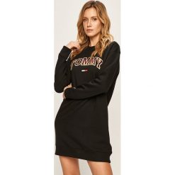Tommy Jeans - Sukienka. Czarne sukienki damskie Tommy Jeans, na co dzień, s, z aplikacjami, z bawełny, casualowe, z okrągłym kołnierzem, z długim rękawem, długie, mini, proste. Za 449,90 zł.