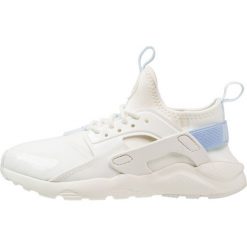 Nike Sportswear HUARACHE RUN ULTRA Tenisówki i Trampki sail/royal tint. Białe buty dziewczęce sportowe Nike Sportswear, z tworzywa sztucznego. Za 359,00 zł.
