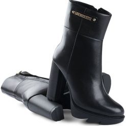 Botki Love Moschino. Czarne botki damskie Love Moschino, na wysokim obcasie, bez zapięcia. Za 449,00 zł.