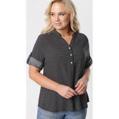 Czarna Bluzka Peisinos. Czarne bluzki damskie Born2be, xl, bez wzorów, bez kołnierzyka, bez rękawów. W wyprzedaży za 64,99 zł.