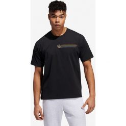 Adidas Originals Pride Linear Koszulka Czarny. Czarne podkoszulki męskie adidas Originals, m, z haftami, z bawełny, z krótkim rękawem. Za 119,95 zł.