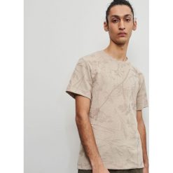 T-shirt ze strukturalnym wzorem - Kremowy. Białe t-shirty męskie Reserved, s, bez wzorów, bez kołnierzyka. Za 69,99 zł.