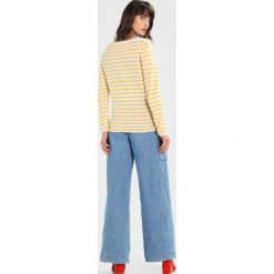 Swetry klasyczne damskie: Selected Femme SFNIVE STRIPE Sweter citrus/natural base
