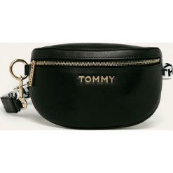 Tommy Hilfiger - Nerka. Czarne nerki damskie TOMMY HILFIGER, w paski, ze skóry ekologicznej, małe, bez dodatków. Za 449,90 zł.