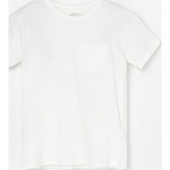 T-shirt z tkaniny slabowej - Kremowy. Białe t-shirty męskie Reserved, bez wzorów, z tkaniny, bez kołnierzyka. W wyprzedaży za 12,99 zł.
