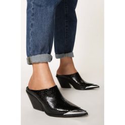 Czarne Klapki Enid. Czarne klapki damskie Born2be, bez wzorów, ze skóry, bez obcasa, na obcasie. Za 129,99 zł.