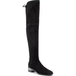 Muszkieterki STUART WEITZMAN - Charolet 1L23113 Black Suede Str. Czarne kozaki damskie Stuart Weitzman, ze skóry, bez obcasa, na obcasie, bez zapięcia. W wyprzedaży za 1899,00 zł.