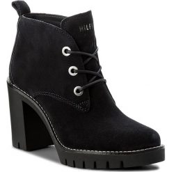 Botki TOMMY HILFIGER - Paola 3B FW0FW01541 Midnight 403. Niebieskie botki damskie na obcasie TOMMY HILFIGER, ze skóry, na sznurówki. W wyprzedaży za 359,00 zł.