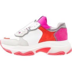 Bronx Sneakersy niskie offwhite/red/fuchsia. Białe trampki i tenisówki damskie marki Bronx, bez wzorów, ze skóry, bez zapięcia. Za 569,00 zł.