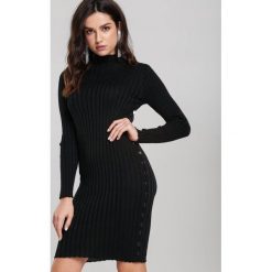 Czarna Sukienka Killarney. Czarne sukienki damskie Renee, na zimę, s, w paski, z dzianiny, długie, dopasowane. Za 99,99 zł.