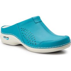 Klapki NURSING CARE - Veneza WG3A19 Light Blue. Niebieskie klapki damskie Nursing Care, bez wzorów, ze skóry, bez obcasa, na obcasie. W wyprzedaży za 239,00 zł.