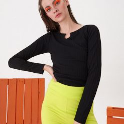 Bluzka z ozdobnym dekoltem - Czarny. Czarne bluzki damskie House, s, bez wzorów, bez kołnierzyka, bez rękawów. W wyprzedaży za 19,99 zł.